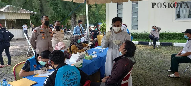 Kegiatan tes swab antigen gratis bagi pemudik di lingkup RT/RW Kecamatan Cikarang Selatan, Kabupaten Bekasi, Jumat (21/5/2021) (foto: cr02)