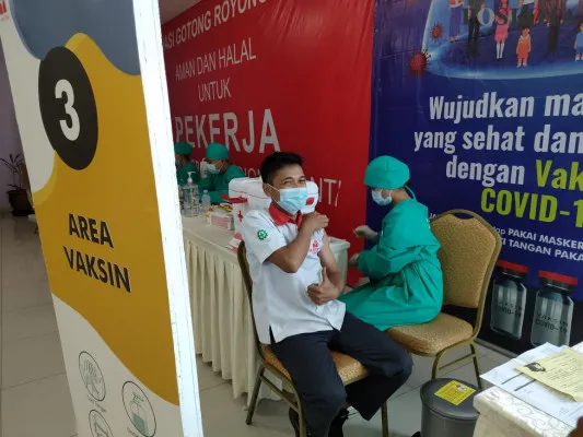 Bupati Tangerang Ahmed Zaki Iskandar pantau pelaksanaan vaksinasi gotong royong di PT Mayora Group Region Jayanti, Kabupaten Tangerang. (foto: ridsha vimanda)