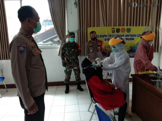 Kapolsek Cinere Kompol Tata Irawan bersama anggota Koramil Cinere melakukan peninjauan lokasi swab antigen gratis di Kecamatan. (foto: Angga)