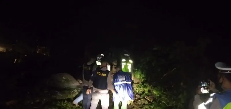 Personil bersama dengan masyarakst bergotong royong membuka akses jalan Cipanas - Warung Banten yang tertutup longsor. (ist)