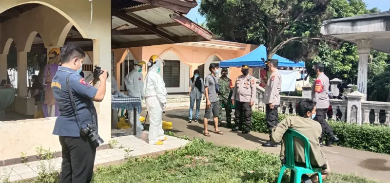 Warga Kampung Pasir Randu Asem, Kabupetan Bekasi jalani tes swab antigen. (ist)