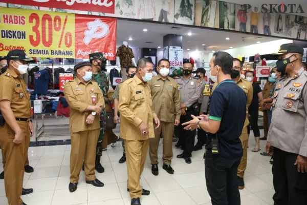 Wali Kota Serang, Syafruddin saat melakukan sidak kerumunan di Giant Serang. (foto: luthfillah)