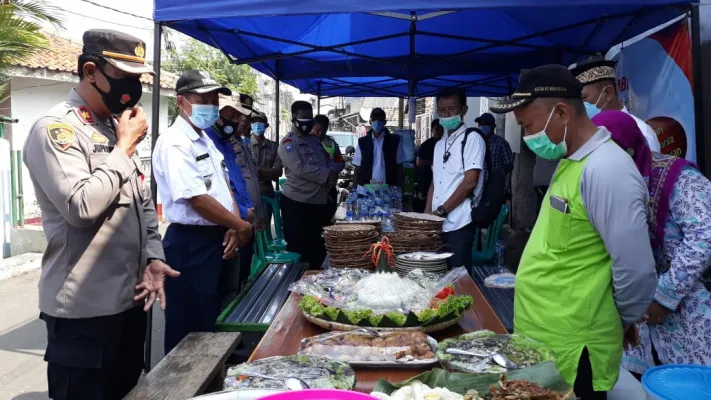 kegiatan syukuran atas dicabutnya penerapan mikro lockdown di RT 06/03 Ciracas. (foto: ifand)