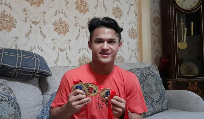 Peraih mendali emas cabang angkat besi International Weightlifting Federation (IWF) Junior World Championships di Kota Tashkent, Uzbekistan, Rizki Juniansyah mengaku kecewa kepada Pemrov Banten. (lutfi)