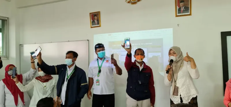 Dapen Samsat Cinere, Rina Parlina didampingi Wakil Dekan Kemahasiswaan dan Pegawai UPN, menunjukan aplikasi pembayaran pajak melalui Sambara dan Jbret di depan mahasiswa. (ist)