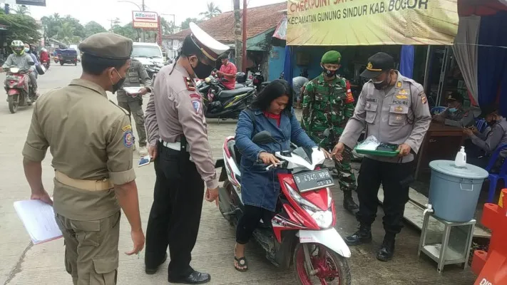 Anggota Polsek Gunung Sindur gabungan Pol PP dan Koramil melakukan peneguran terhadap pengendara motor yang tidak bermasker. (ist)