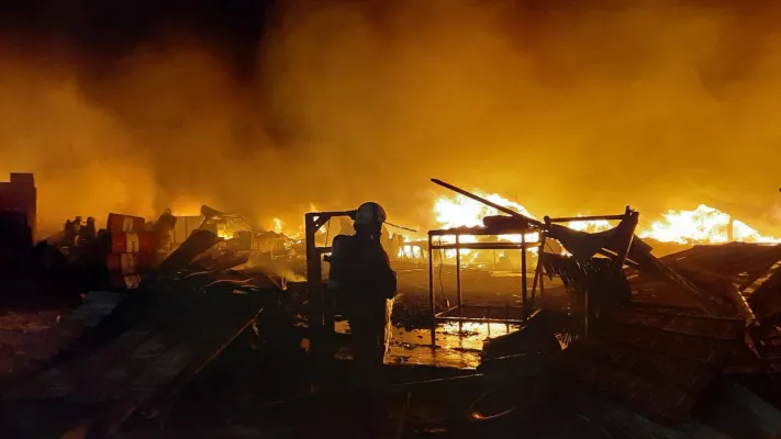 Kebakaran hebat gudang rongsokan di Paldalapan, Purwakarta. (foto: istimewa)