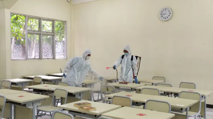 Penyemprotan disinfektan di ruang kelas SMA Negeri 9 Tangsel. (ist)