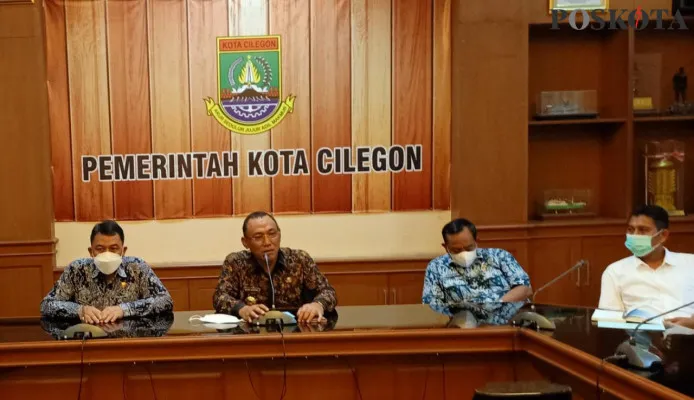 Walikota Cilegon Helldy Agustian dan didampingi oleh Wakil Walikota Cilegon Sanuji Pentamarta, Kepala BKPP Heri Mardiana, dan Camat Cibeber Noviyogi memberi keterangan pers terkait nasib 2 ASN yang diduga terlibat narkoba. (foto: haryono)