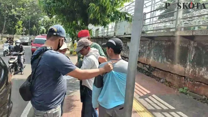 Terduga pelaku premanisme yang diamankan tim Buser Polsek Duren Sawit. (foto: ifand)