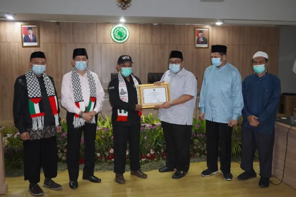 Kegiatan penyaluran bantuan dari Wahdah Islamiyah untuk MUI. (foto: istimewa)