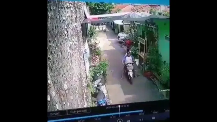 Rekaman CCTV pelaku hipnotis yang gasak perhiasan emak-emak. (ist)