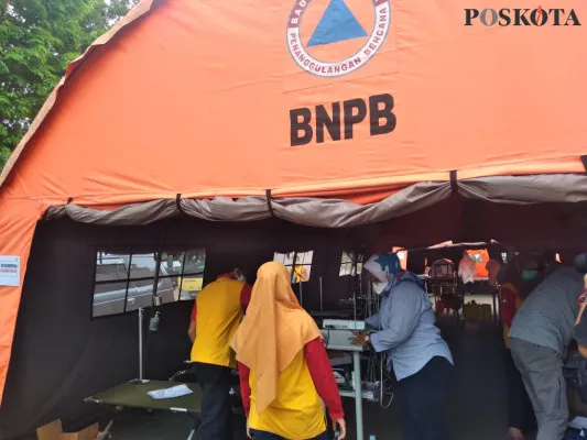 Kondisi tenda darurat yang didirikan di lahan parkir RSUD dr. Chasbullah Abdulmadjid (CAM) guna menampung pasien Covid-19 (foto: cr02)