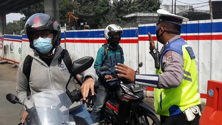 Husni, 39, pengendara motor yang mengaku kaget dan bingung saat melintasi jalan DI Panjaitan. (ifand)