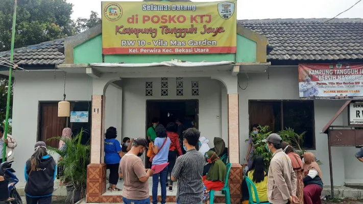 Warga RW 10 Vila Mas Garden, Kelurahan Perwira, Kecamatan Bekasi Utara yang tengah mengantre untuk memperoleh bantuan sosial tunai (BST) di Kantor RW 10, Jumat (23/7/2021). (ist)