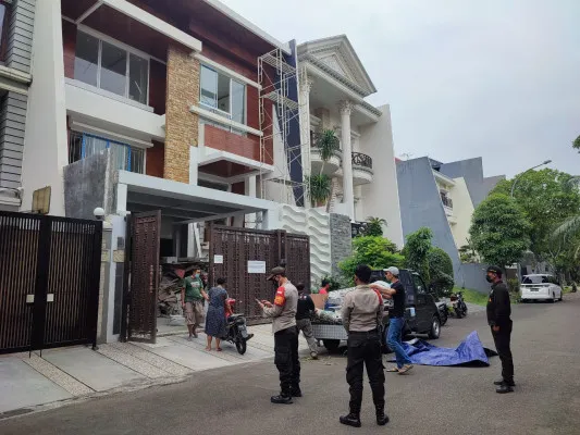 Polisi melakukan cek bangunan yang menjadi perselisihan warga dan pengurus RT/RW di Jakarta Barat. (foto: istimewa)