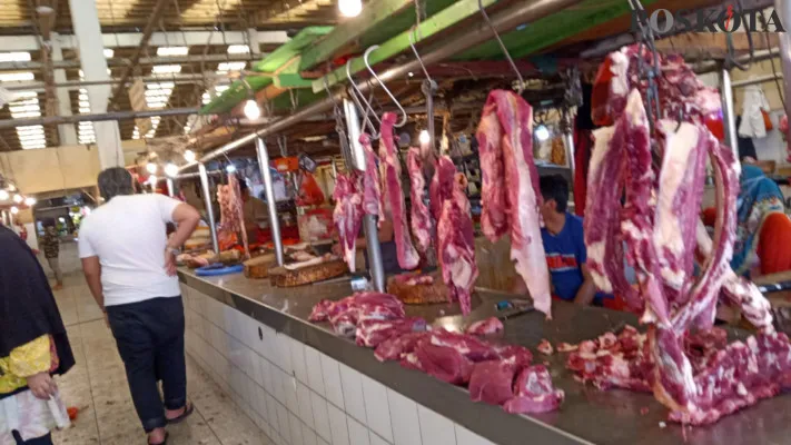 Pedagang daging sapi di Pasar Koja Baru, Koja, Jakarta Utara. (yono)