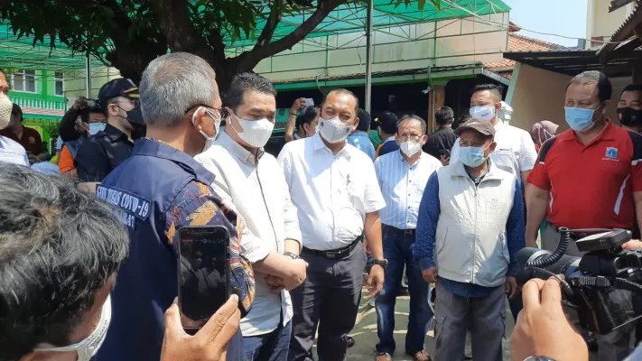 Wakil Gubernur DKI Jakarta Ahmad Riza Patria saat tinjau distribusi dan pembagian BST di Meruya, Kembangan, Jakarta Barat, Minggu (25/7/2021). (ist)