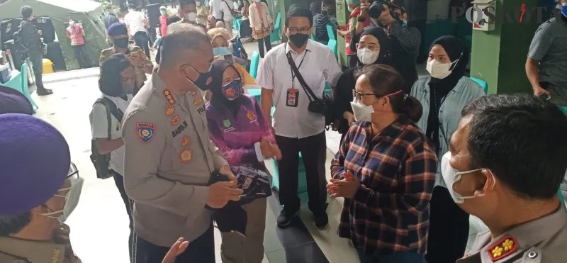 Perwakilan Polda Metro Jaya Dir Binmas Polda Metro Jaya bersama Rektor UPN Jakarta meninjau vaksinasi massal di lapangan UPN disambut antusias warga masyarakat dan mahasiswa. (angga) 