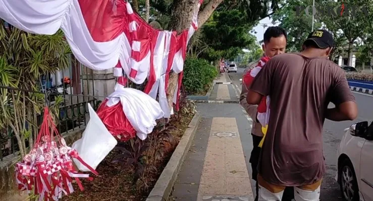 Penjual bendera di Jalan Multatuli, Rangkasbitung, Lebak, Banten. (foto: yusuf permana)