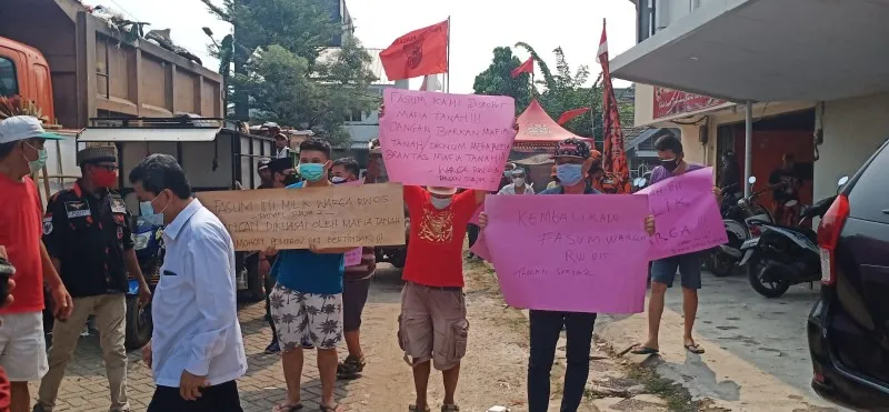 Warga RW 015 Taman Surya, Pegadungan, Kalideres, Jakarta Barat melakukan aksi menuntut agar tanah fasilitas umum (fasum) yang diduga telah diambil alih oleh oknum atau mafia tanah, segera diserahkan ke Pemprov DKI. (ist)