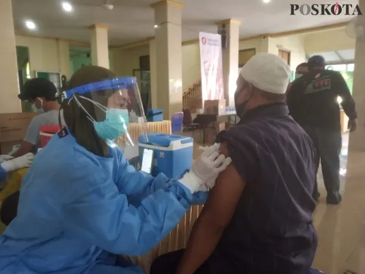 Pelaksanaan vaksinasi Covid-19 dan pembagian tabung oksigen kepada warga yang Isoman (foto: angga)