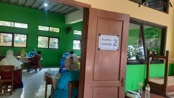 Salah satu ruang vaksinasi yang dilakukan di ruang kelas salah satu sekolah di Wilayah Bekasi. (ihsan)