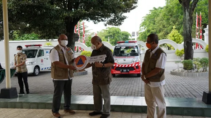 Kegiatan penyerahan Mobil Ambulans Wakil Gubernur DIY KGPAA Paku Alam X. (BNPB)