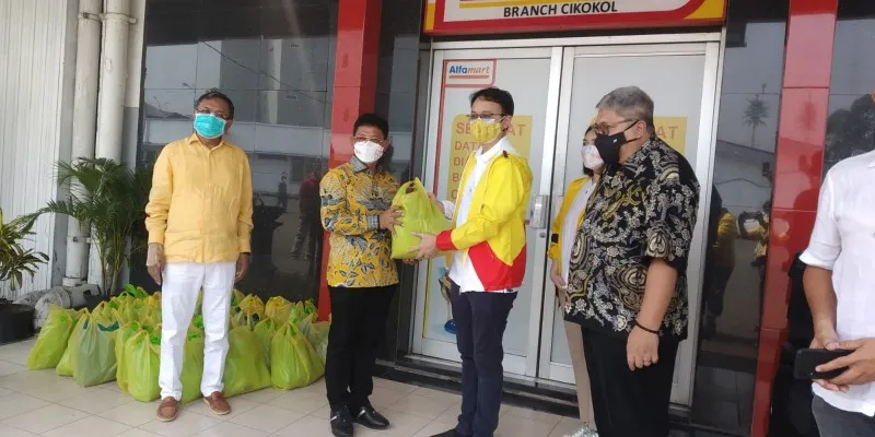 Ketua Balitbang Golkar, Jerry Sambuaga membagikan sembako kepada warga terdampak Covid-19. (deny)