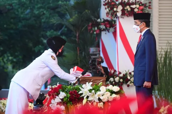 Presiden Joko Widodo pimpin upacara penurunan Bendera Merah Putih. (foto: dok biro pers)