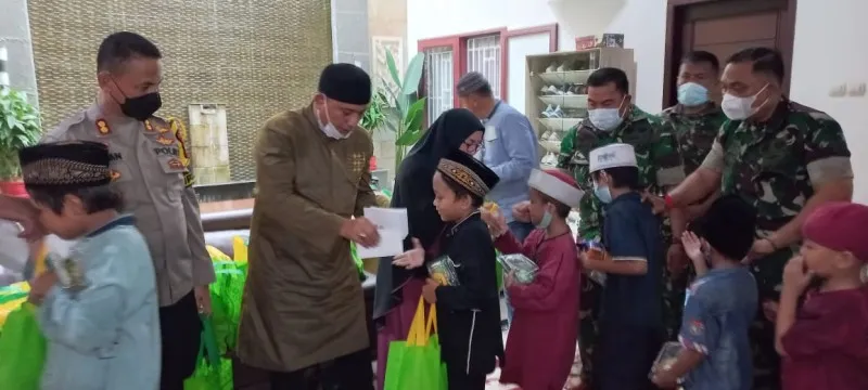 Guntur SB, Ustaz Khoir, Kabag Ops Polres Jaksel AKBP Ruslan Idris, Panglima Komando Grib, Mirza Syarif dan para anak yatim. (ist)