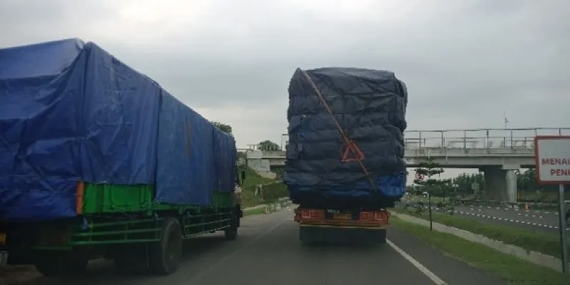 Truk ODOL kelebihan muatan saat di jalan diminta segera ditertibkan. (dok pribadi)