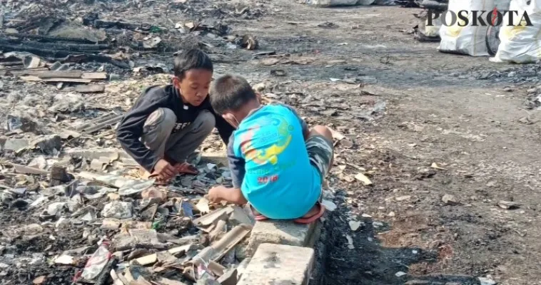 Dua orang anak kecil sedang bermain di sebuah Pemukiman padat penduduk di wilayah salah satu Bekasi. (ihsan)