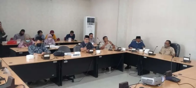 Suasana rapat Komisi I dan II dengan Pemerintah Kota Cilegon tentang program bantuan sosial. (ist)