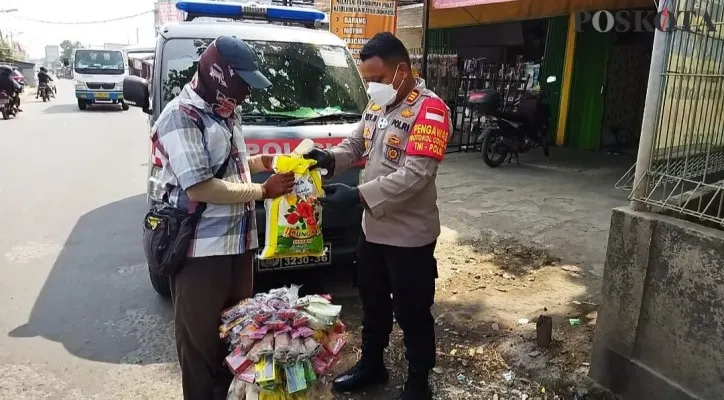 Kapolsek Tarumajaya, AKP Edy Suprayitno saat memberikan bantuan sosial kepada warga di empat titik perkampungan di Kecamatan Tarumajaya Senin (30/08/2021) Pagi. (ihsan)