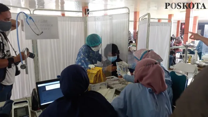 Pemberian dosis vaksin bagi pasien penyakit kelainan darah. (foto: muhammad iqbal)