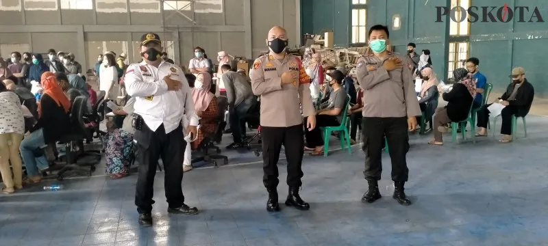 Ketua Pokdarkamtibmas Polsek Sawangan bersama Kapolsek bluskan bagikan bansos beras kepada ibu janda Dan orang yang sedang Sakit stroke di Pondok Petir. (Angga)