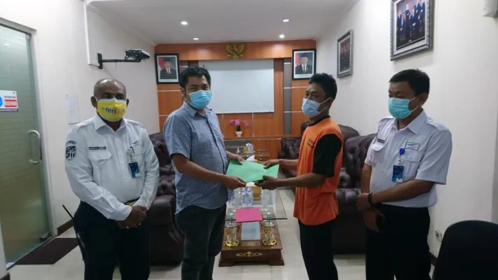 Perwakilan PT Hydro Power Technologi memberikan santunan kepada perwakilan keluarga di kantor ASDP Cabang Merak. (ist)