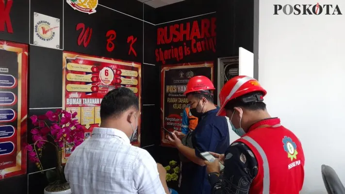 Petugas PLN saat melakukan pengecekan panel listrik di Rutan Serang, Banten. (foto: luthfi)