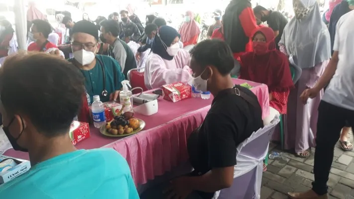 Suasana vaksinasi masal di mako Polsek Carenang. (ist)