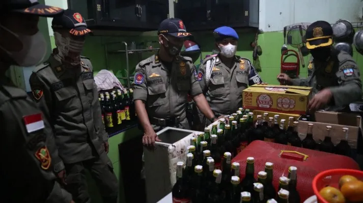 petugas gabungan Polres Serang dan Satpol PP saat mengamankan miras dari rumah salah seorang warga di daerah Kecamatan Ciruas. (ist)