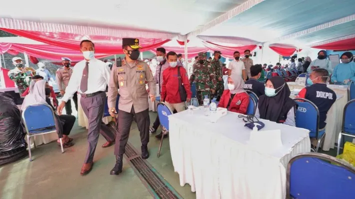 Kapolda Jawa Timur Irjen Nico Afinta bersama Irdam V/Brawijaya cek vaksinasi Merdeka di Universitas Muhammadiyah Malang (UMM), Rabu (22/9/2021). (ist)