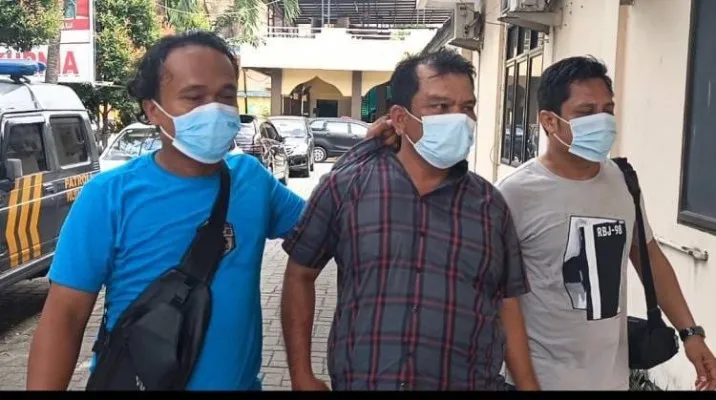 Seorang pria lakukan pungli di Medan dicokok polisi. (ist)