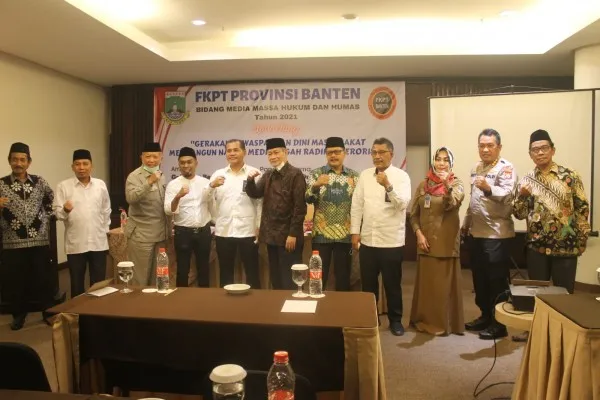 Foto bersama seusai lauching gerakan kewaspadaan dini masyarakat untuk membangun narasi media dalam pencegahan radikalisme. (luthfi)