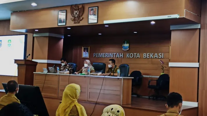 Para peserta yang hadir di kegiatan pemaparan sosialiasi Standar Pelayanan Minimal (SPM) di Aula Nonon Sonthanie Bekasi, Senin, (18/10/2021). (ist)