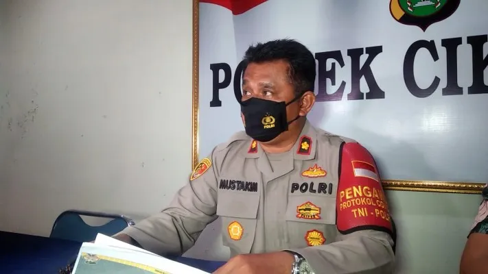 Kapolsek Cikarang Utara, Kompol Mustakim saat menyampaikan keterangan penangkapan kasus tiga Kawanan begal. (ist)