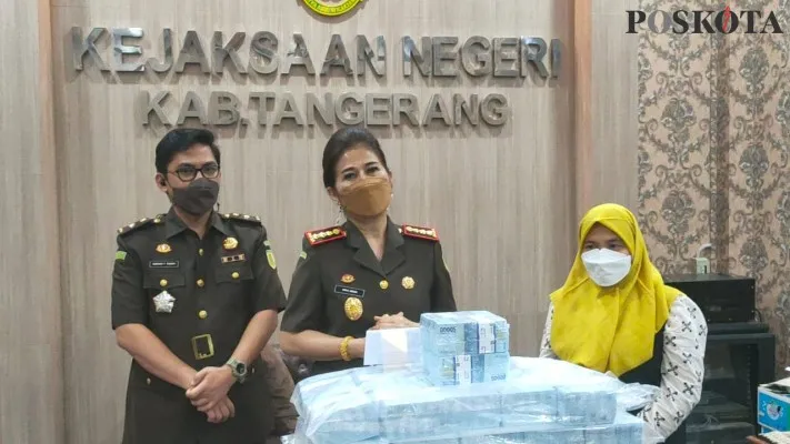 Penyerahan uang negara Rp4,1 miliar dari keluarga TCW kepada Kepala Kejari Kabupaten Tangerang, Nova Elida Saragih. (foto: Veronica)