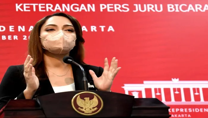 Juru Bicara Pemerintah dr Reisa Broto Asmoro memakai masker untuk mencegah penularan Covid-19. (biro pers)