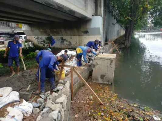 Petugas Sumber Daya Air (SDA) membuat sebuah kolam olakan di Jalan RE Martadinata, Kelurahan Ancol, Pademangan, Jakarta Utara. (foto: ist)