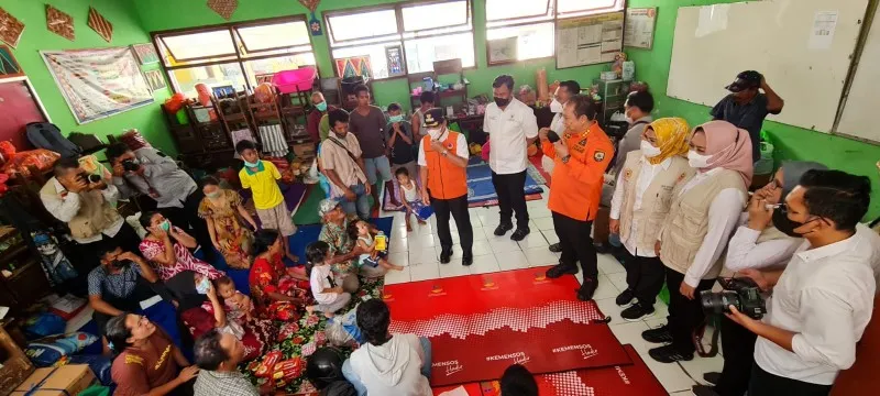 Bupati Serang Ratu Tatu Chasanah saat menemui korban letusan Gunung Semeru di posko pengungsian. (ist)